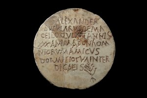 Lápide de &39;Alexander, vendedor de salsicha (butularius) no mercado (macellum) que viveu 30 anos, uma boa alma e um amigo de todos&39;, (mármore)